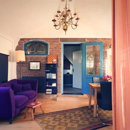 Bed & Breakfast Vrijstaand Koetshuis Marron Barsingerhorn