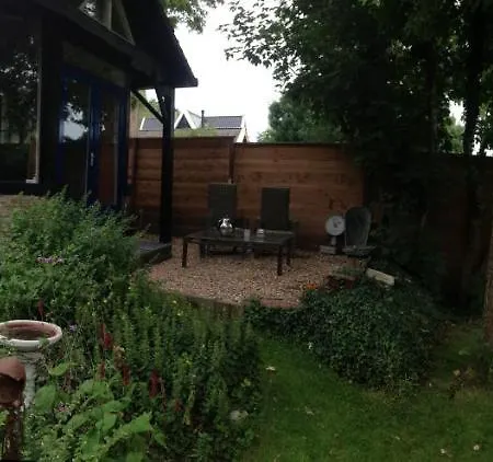 Alojamento de Acomodação e Pequeno-almoço Vrijstaand Koetshuis Marron 3*