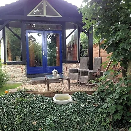 Bed & Breakfast Vrijstaand Koetshuis Marron Barsingerhorn