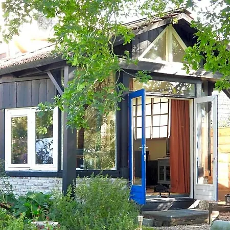 Bed & Breakfast Vrijstaand Koetshuis Marron Barsingerhorn